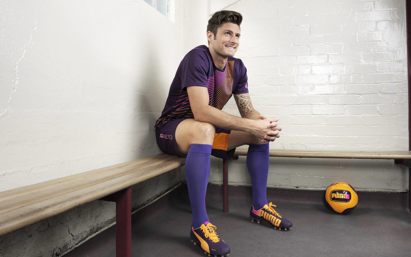 科尔盛赞爱德华兹，未来巨星已在阵中，国家队执教经历成宝贵财富